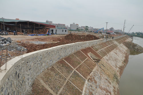 Đê sông Ngũ Huyện Khê đoạn đầu cầu Tấn Bào được cải tạo, nâng cấp bằng hệ thống kè taluy đá có mặt cắt đường giao thông rộng 12m đi trên mặt đê | bắc ninh